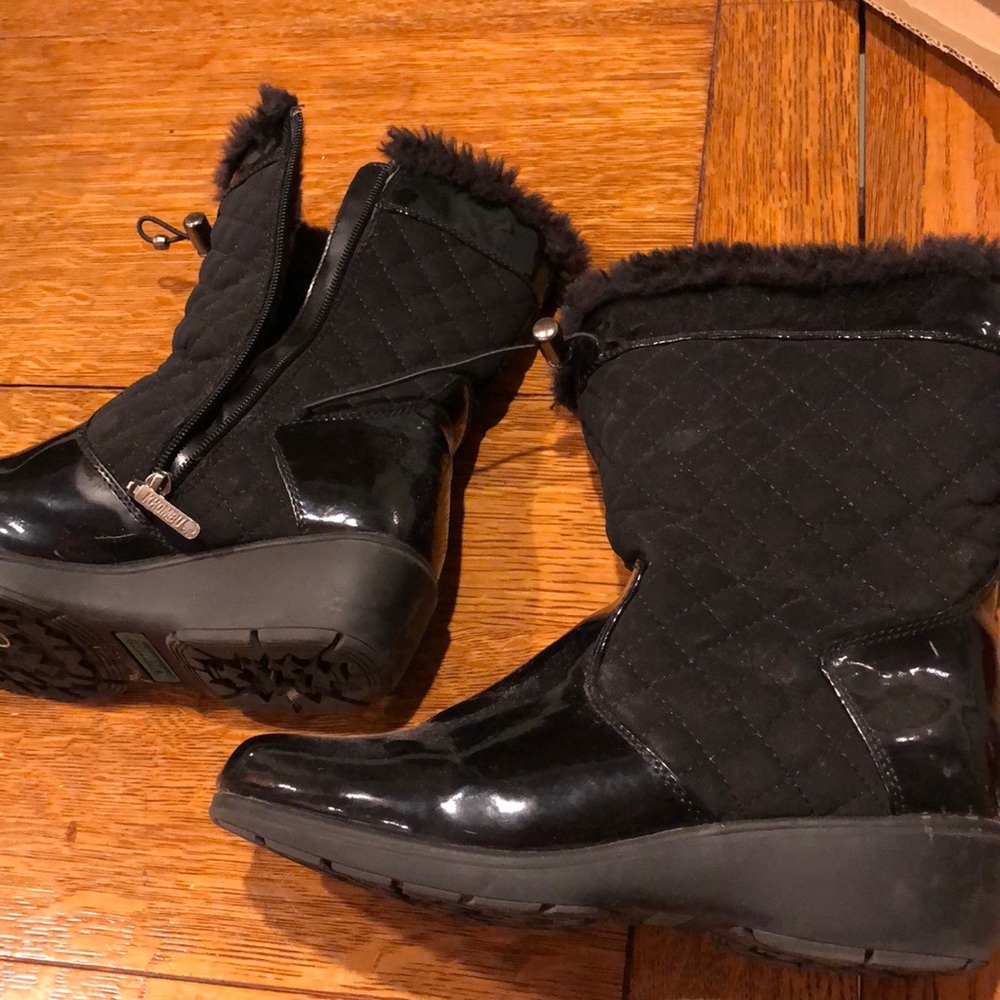 Khombu snow boots- black quilted with patent